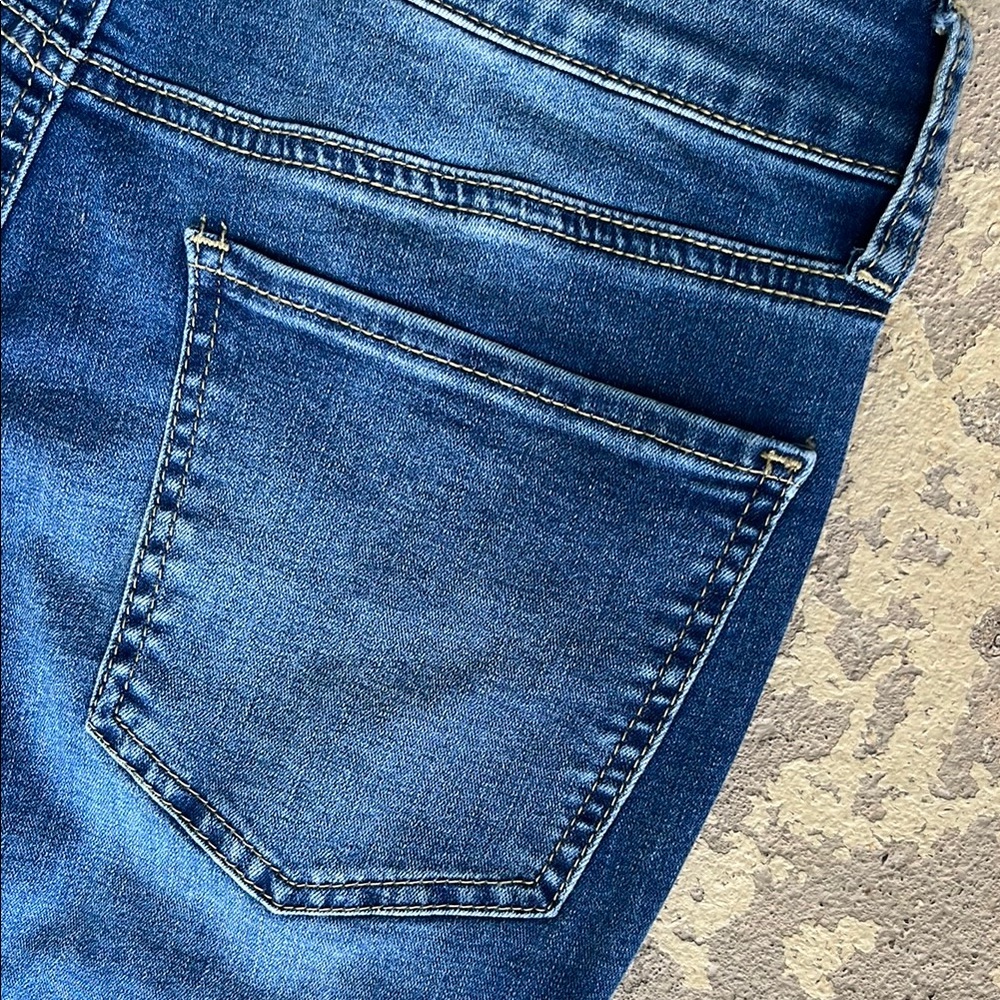 New SO super high-rise ultimate jegging with Modern Distressing - Picture 11 of 16